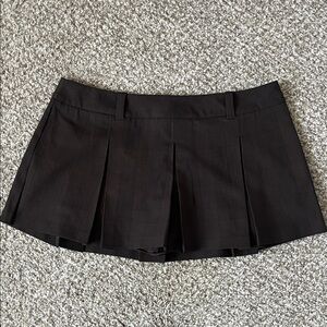 Aritzia Sunday Best Pleated Women's Skort - Brown